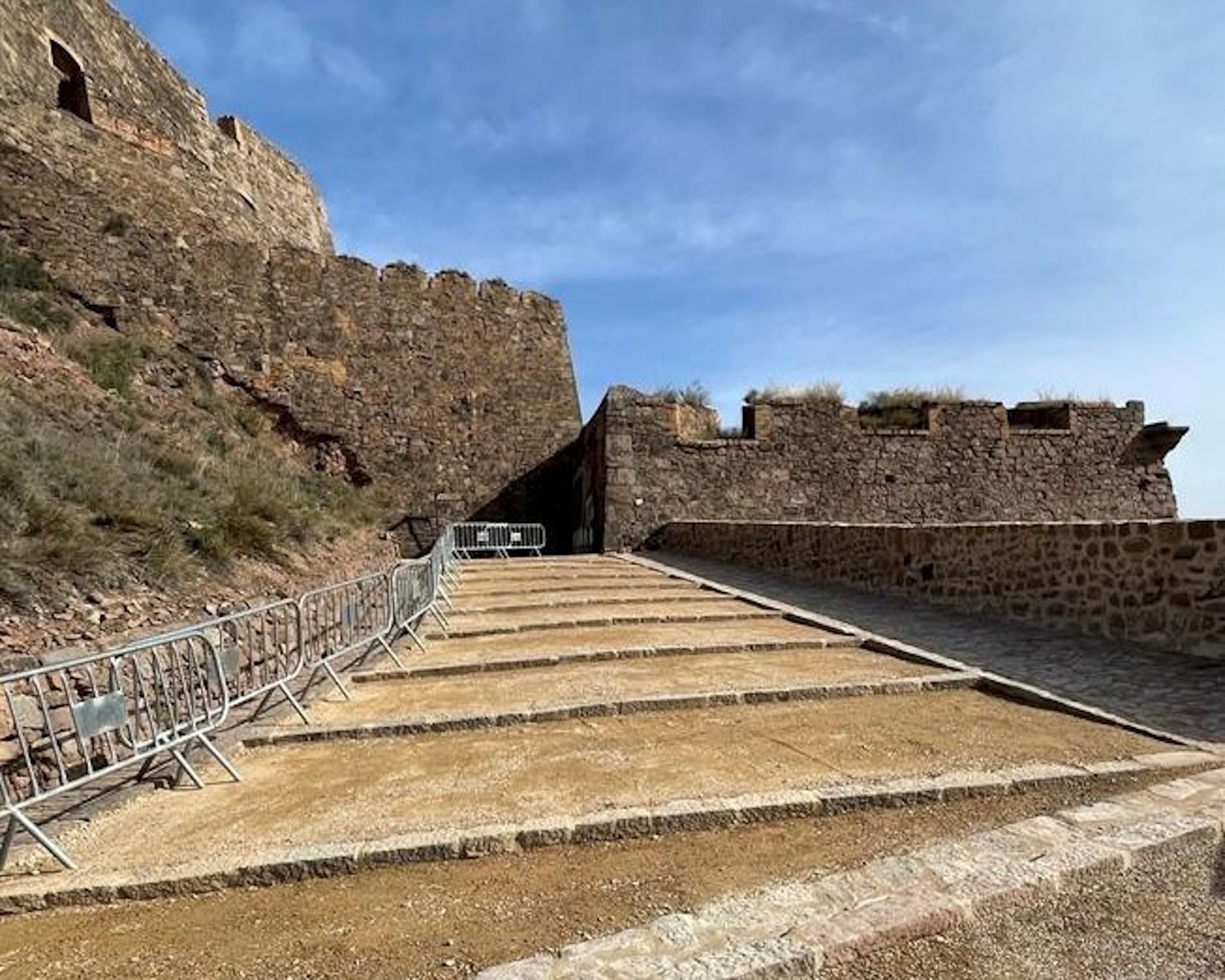 Finalitzen les obres de millora del camí cobert del Castell de Cardona per garantir la seguretat dels vianants