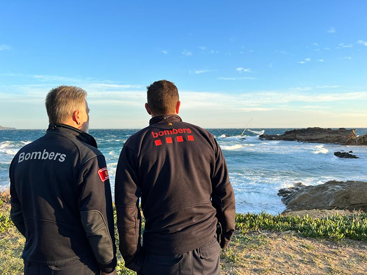 Moren dos homes després d’embarrancar el veler en què navegaven al Port de la Selva