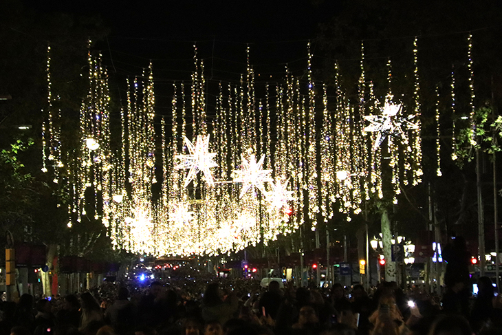 Barcelona dona la benvinguda al Nadal amb la tradicional encesa de llums des del passeig de Gràcia