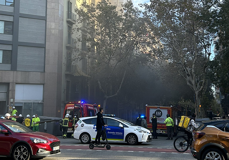 Set ferits lleus, un d’ells un bomber afectat per cremades, en l’incendi d’un pis al carrer Muntaner de Barcelona