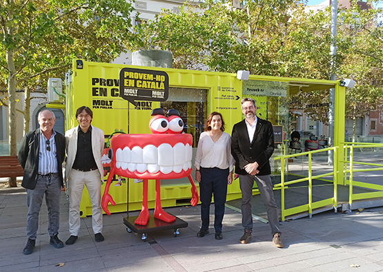 Inaugurada la cabina del pòdcast de la Queta a la rambla Sant Francesc de Vilafranca
