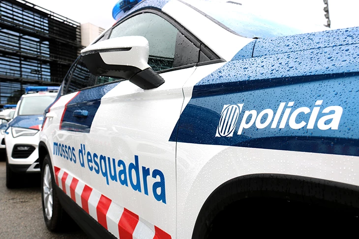 Detingut per fer-se passar per policia i robar violentament a taxistes, establiments hotelers i pàrquings de Barcelona