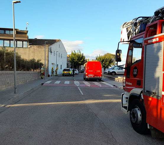 La ventada provoca la caiguda d’un cable de baixa tensió al carrer del Camp de Moja