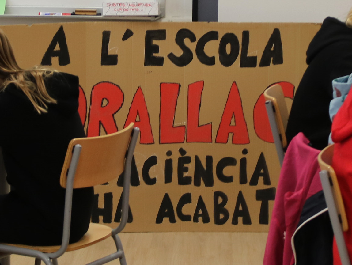 Pares i alumnes de l’escola de Forallac tallen la C-66 per reclamar que Educació un nou centre sense barracons