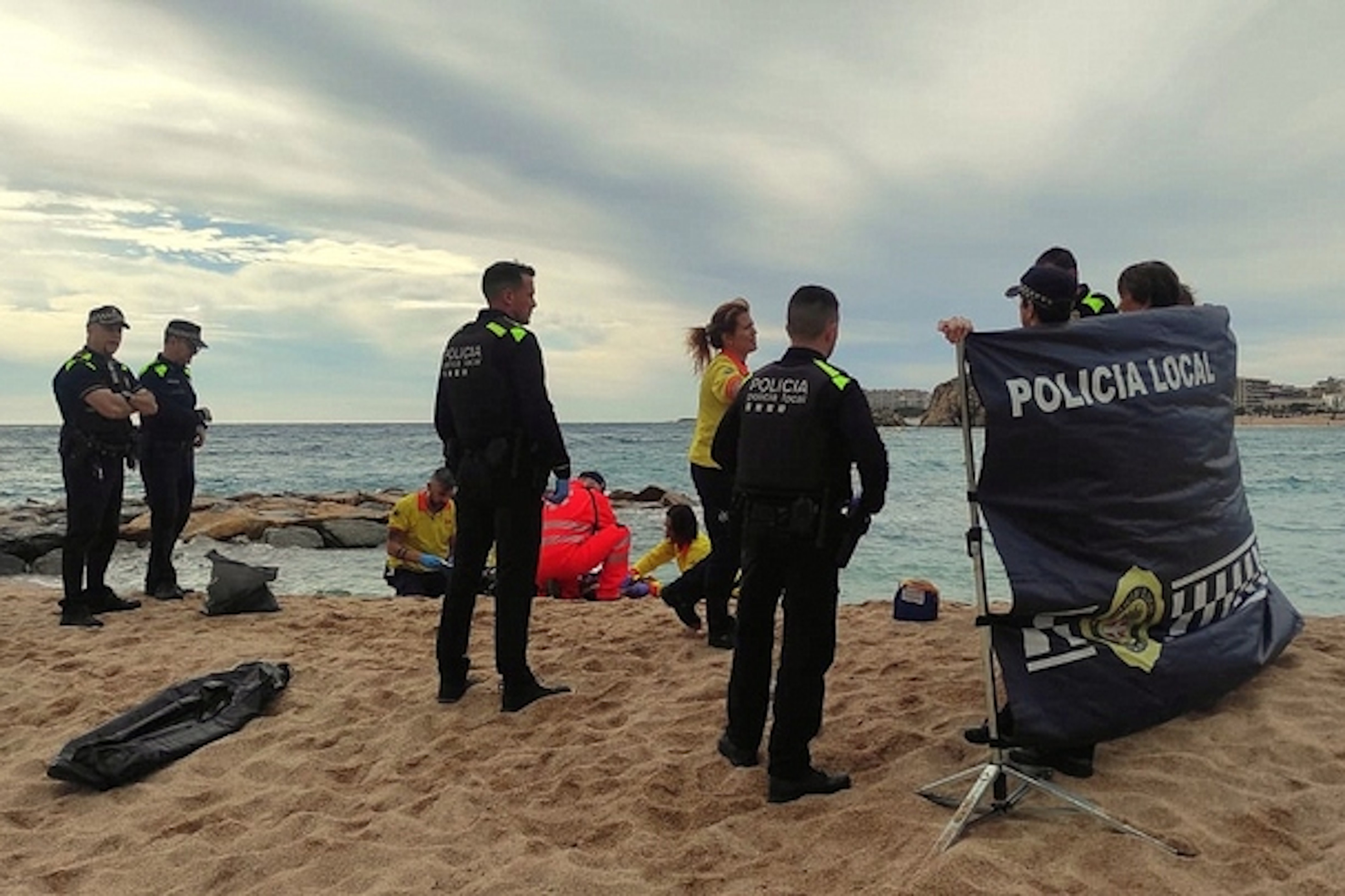 Troben una dona morta surant a l’aigua a Blanes