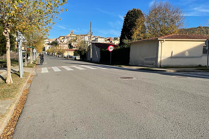Veïns de Sant Esteve d’en Bas veuen “descabellat” un projecte de millora al carrer principal que elimina un dels sentits