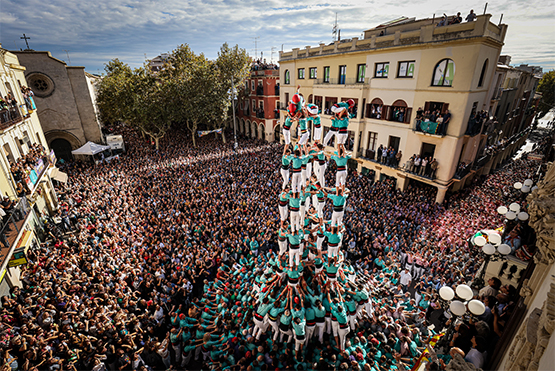 Els Castellers de Vilafranca fan història i carreguen l’inèdit 9 de 9 amb folre a la diada de Tots Sants
