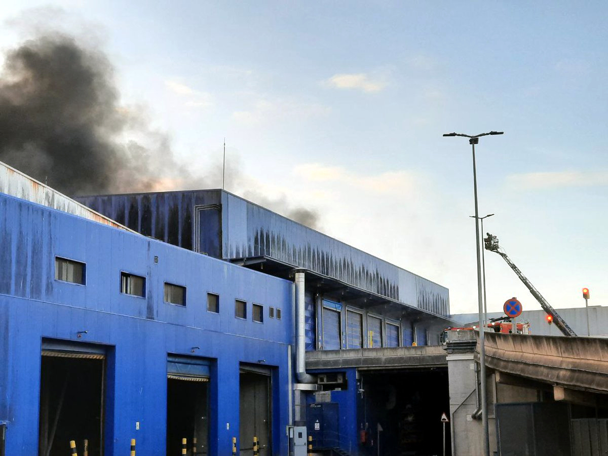 Incendi en una empresa de gestió de residus a la Zona Franca de Barcelona