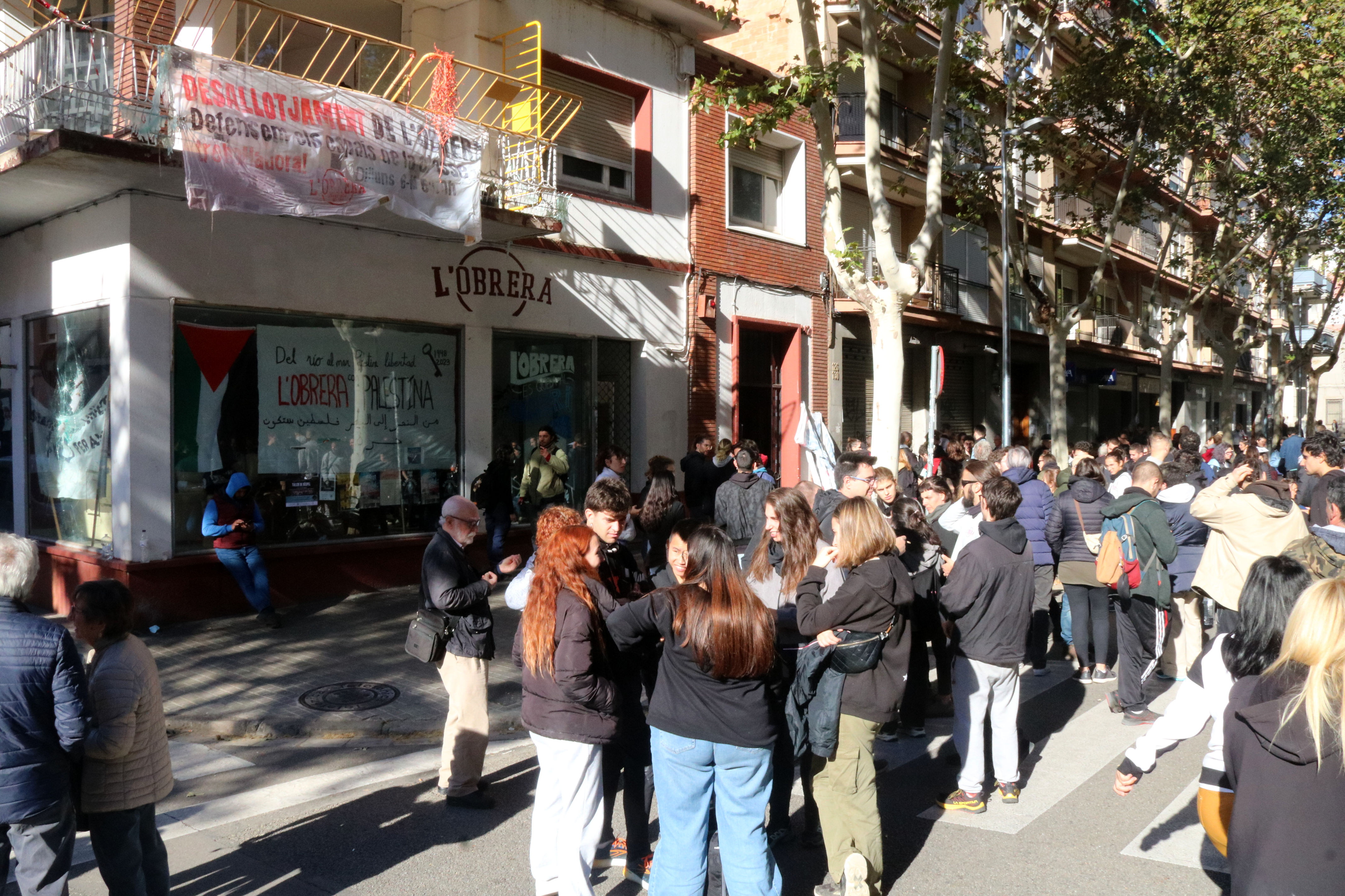 Més de 400 persones es mobilitzen a Sabadell contra el desallotjament del centre social okupa L’Obrera