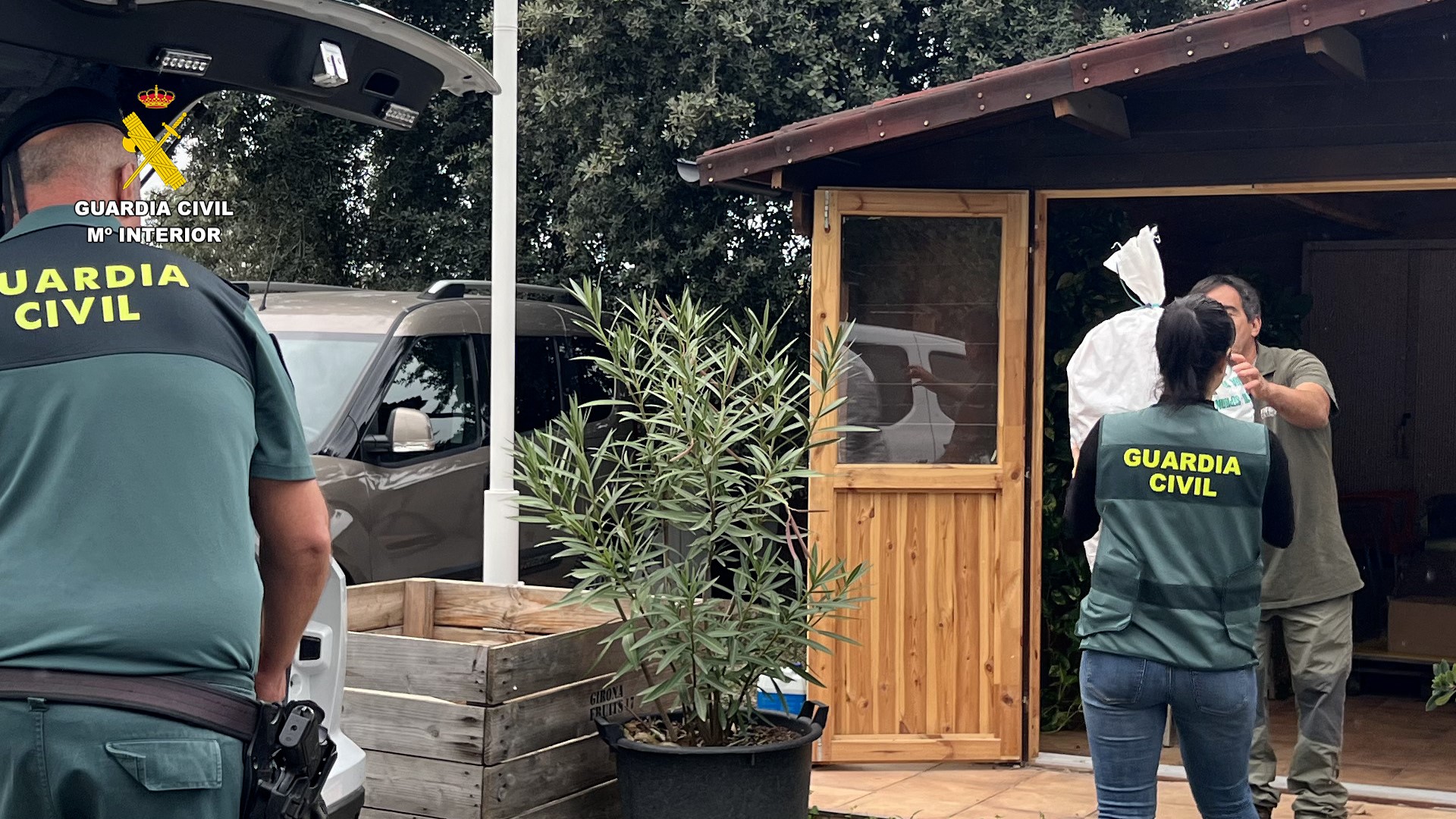 La Guàrdia Civil dona al Centre de Recuperació de Torreferrussa 600 medicaments i productes veterinaris comissats