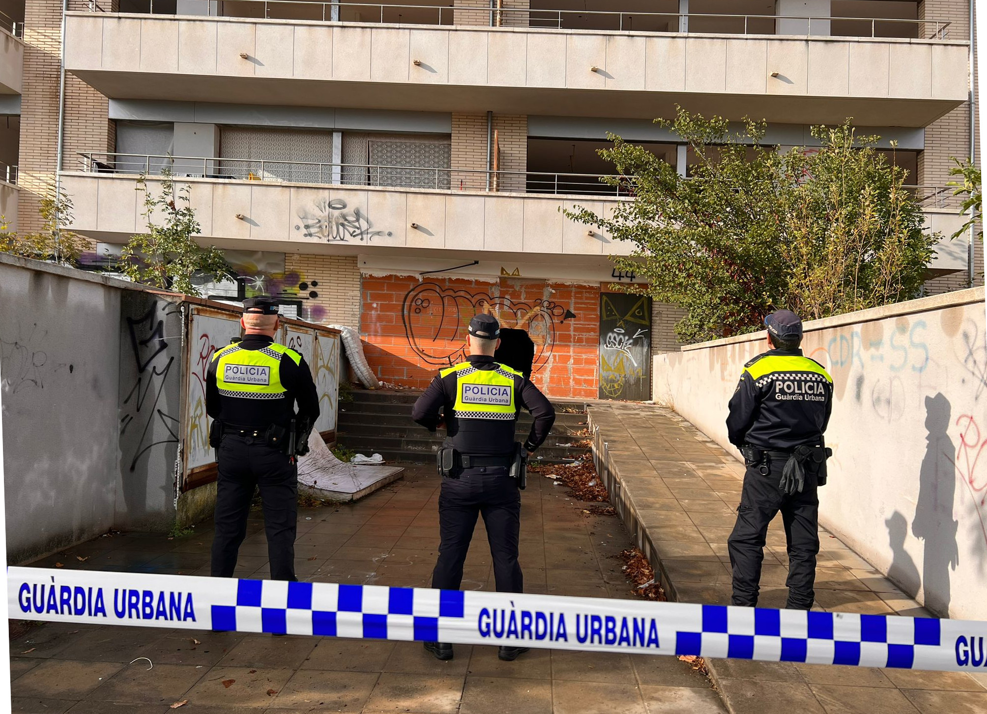 Dispositiu policial per tapiar i desallotjar un bloc ocupat de Figueres