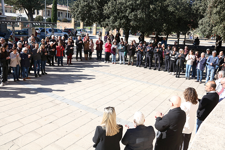 Unes 150 persones es concentren a la Pobla de Segur per condemnar el crim masclista de Torallola
