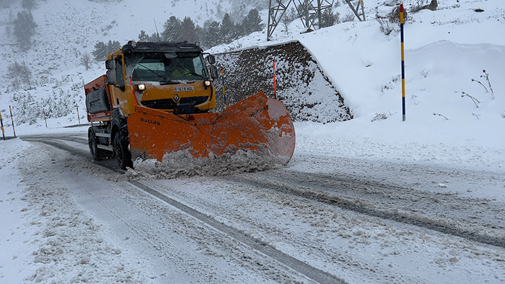 La neu obliga a circular amb cadenes pel port de la Bonaigua (2)