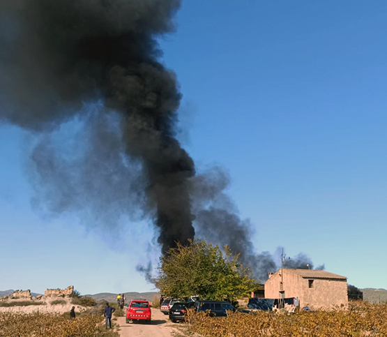 Un incendi crema totalment l’interior d’una nau industrial de Castellví de la Marca