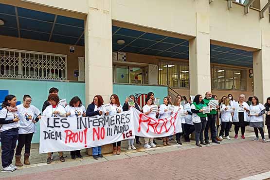Aturada davant dels ambulatoris per demanar un increment de sou més equitatiu del personal sanitari