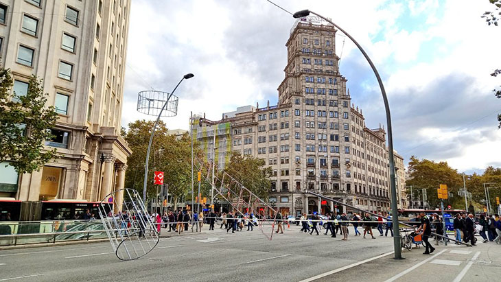 Cau un rètol d’il·luminació nadalenca a la cruïlla de la Gran Via amb el passeig de Gràcia de Barcelona