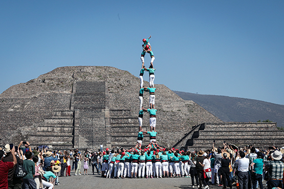 Els Castellers de Vilafranca descarreguen castells de 8 a les piràmides de Teotihuacán