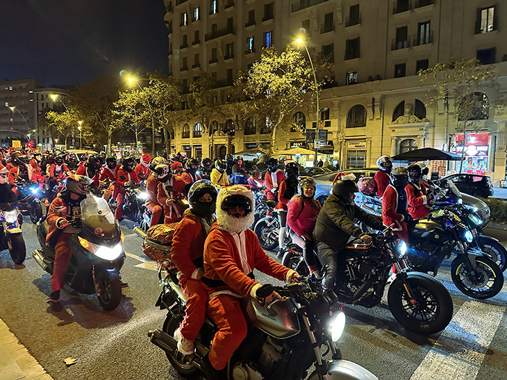 Desenes de motoristes disfressats de Pare Noel circulen per l’avinguda del Paral·lel malgrat no tenir permís