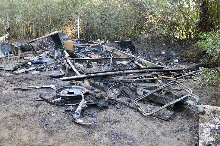 Els Bombers localitzen el cos sense vida d’una persona en extingir l’incendi d’una caravana a Vilassar de Dalt