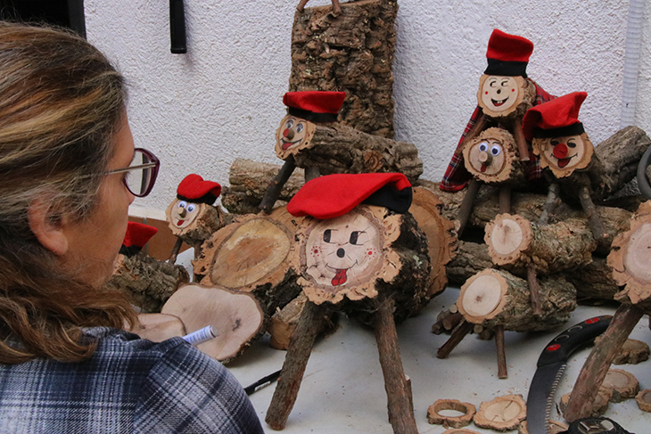 Tions fets dels troncs que es retiren dels boscos d’Arbúcies durant les neteges forestals per reduir el risc d’incendis