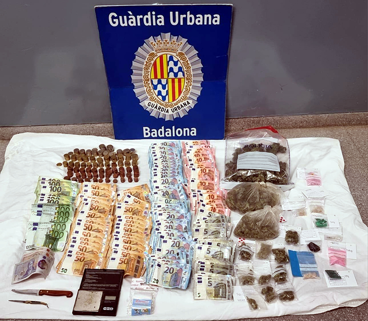 Detenen a Badalona un home carregat de cocaïna, pastilles i milers d’euros en efectiu