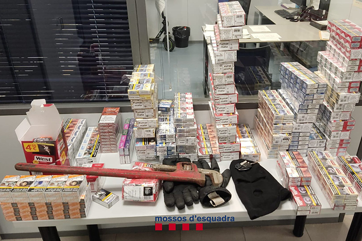 Dos detinguts per robar 800 paquets de tabac d’un estanc de Camallera i intentar fugir corrent quan els aturen