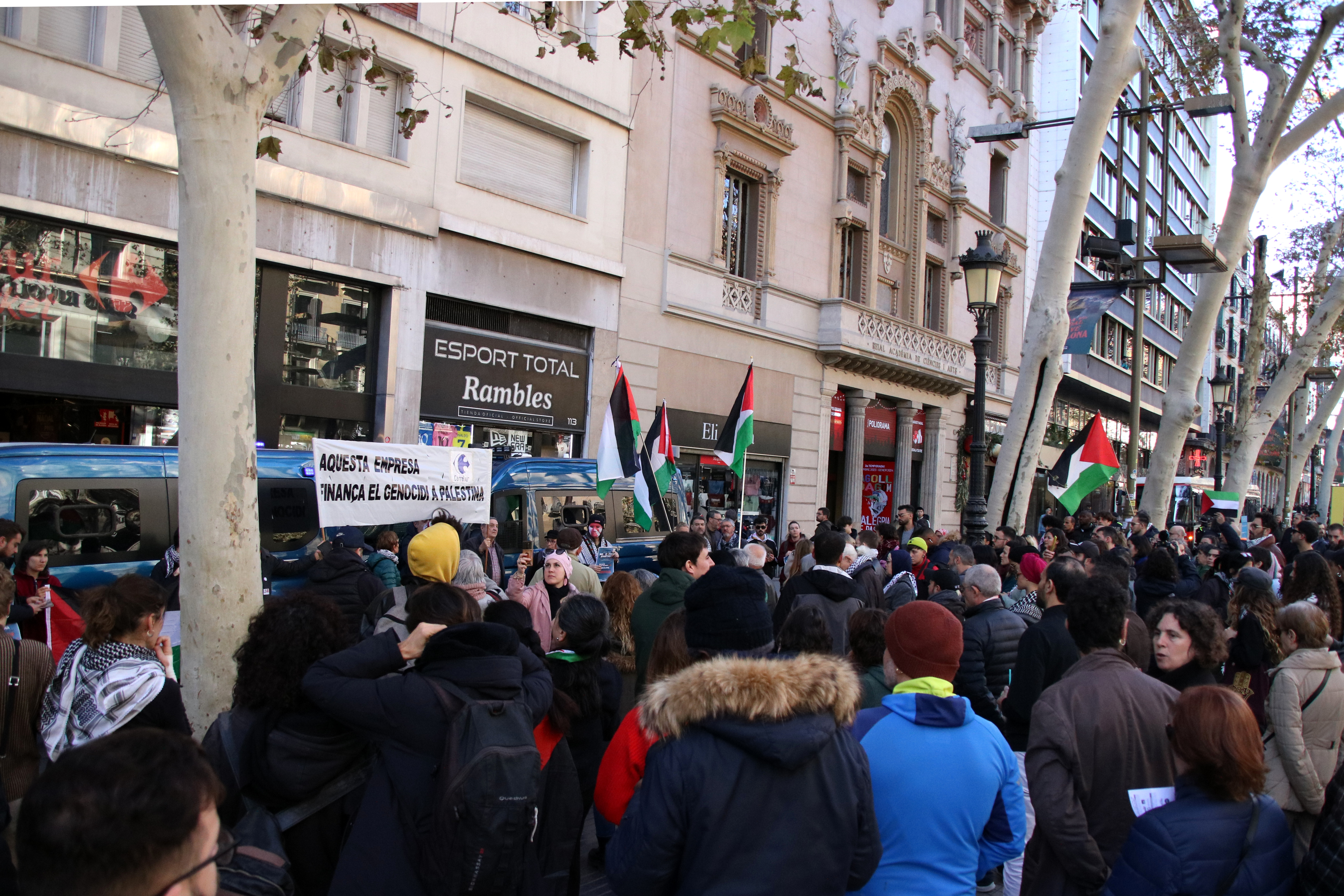 Una acció contra la guerra a Gaza talla la Rambla i reclama fer boicot a les empreses que permeten “la colonització”