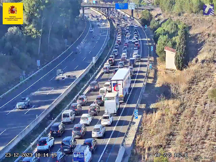 L’accident múltiple a l’AP-7 a Subirats ja talla només un carril però provoca 20 quilòmetres de congestió