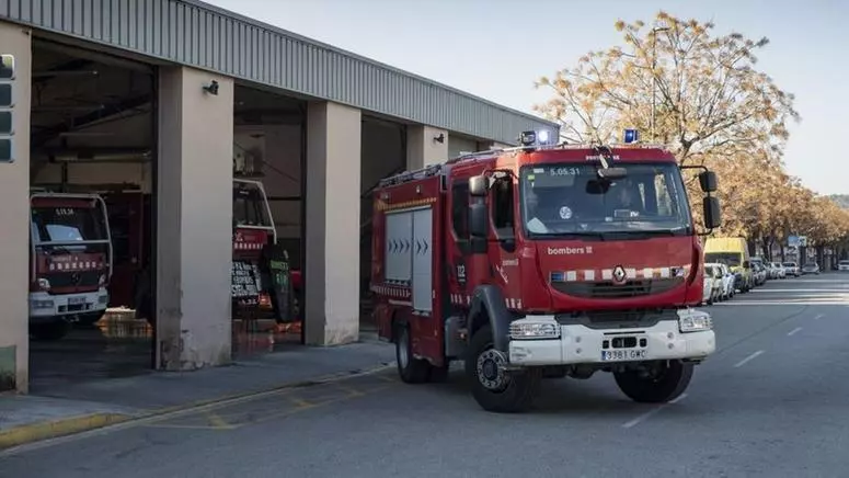 Un ferit crític i tres lleus en un incendi en un bloc de pisos de Reus