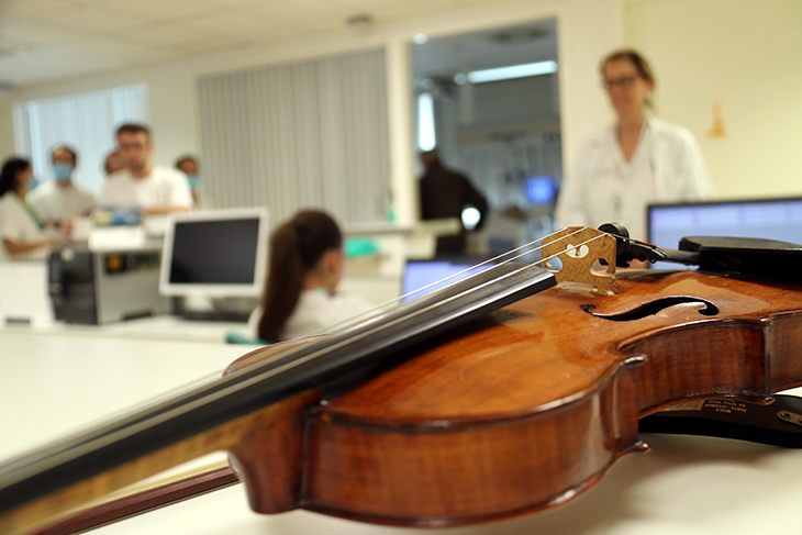 Professionals de l’Hospital d’Igualada porten la música als pacients de l’UCI