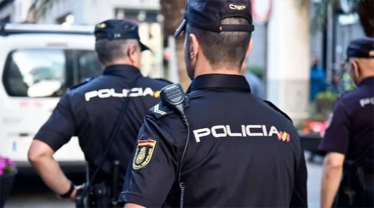 Dos fugitius amb ordre de detenció intenten envestir la Policia a Figueres que els acaba disparant i ferint un d’ells
