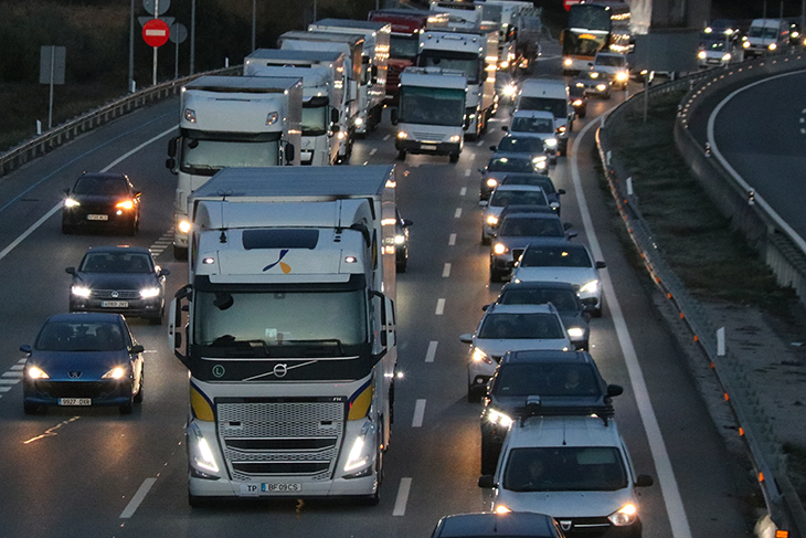 Surten un 17% més de cotxes que el 2022 de l’àrea metropolitana les primeres hores de l’operació sortida de la Puríssima