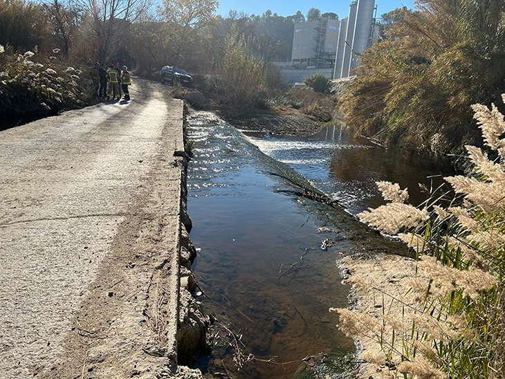 El robatori d’una canonada en una empresa provoca el vessament de 20.000 litres de gasoil al riu Anoia