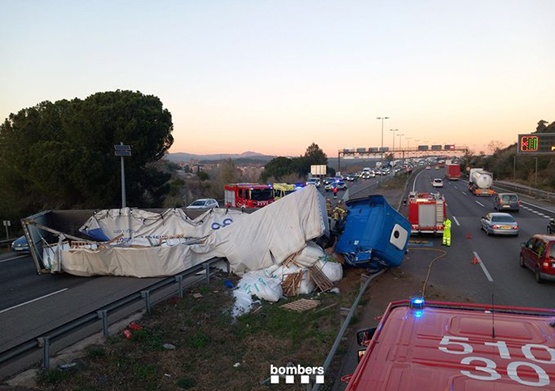 Retencions importants a l’AP-7 des de Gelida per un camió bolcat a Martorell