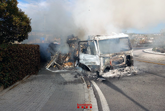 Crema completament un camió a l’entrada de Gelida