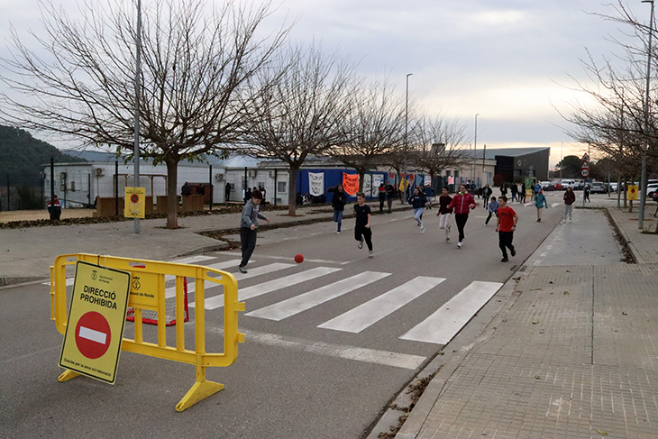 Famílies i alumnes de Navàs exigeixen un nou institut després de 13 anys en barracons: “No podem fer classe així”