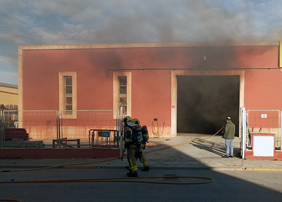 Crema una nau de bobines al polígon de Sant Pere Molanta