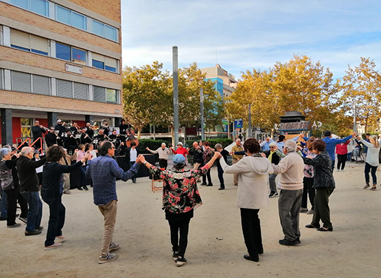 Òmnium organitza diumenge a Vilafranca una ballada de sardanes amb la Cobla Reus Jove