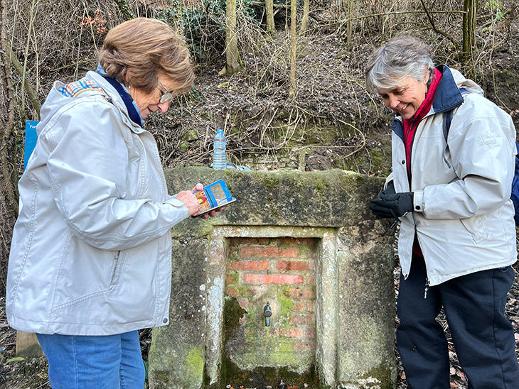 Uns 60 voluntaris comencen a fer el mostreig anual per conèixer la contaminació de les fonts d’Osona i el Lluçanès