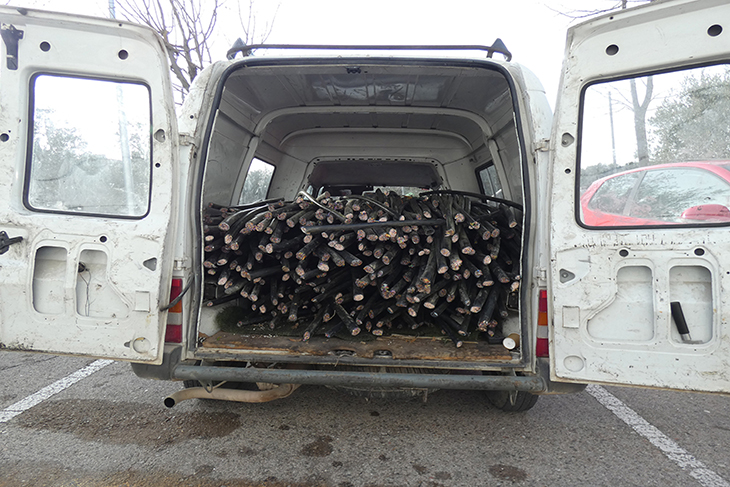 Detinguts dos homes per fugir d’un control a Banyoles amb una furgoneta carregada amb 750 metres de cable de coure