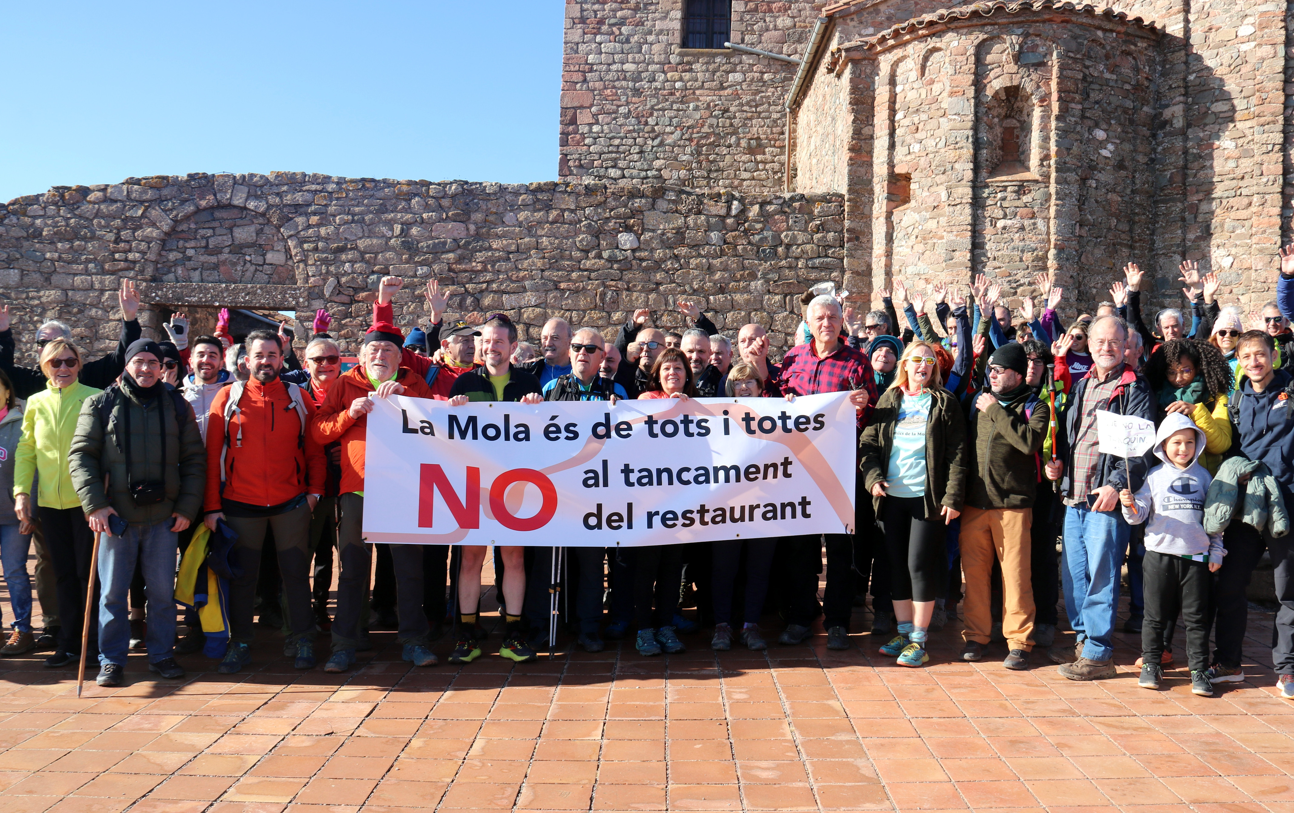 Clients i excursionistes protesten al cim de la Mola contra el tancament del restaurant