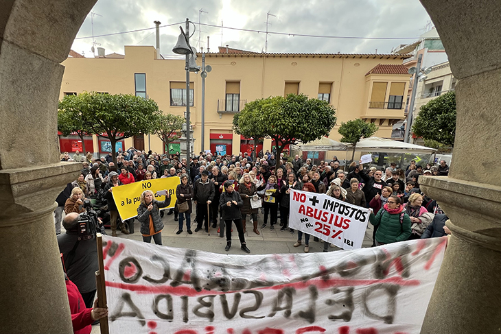Més de 200 persones protesten al ple de Pineda de Mar contra l’augment de l’IBI