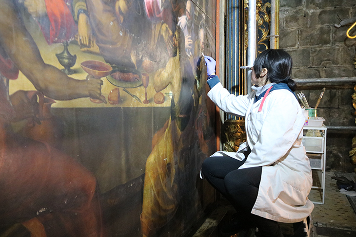 La restauració del retaule del Corpus Christi de la catedral de Girona treu a la llum una “explosió de colors” originals