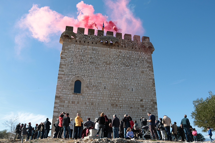 Mig centenar de torres, talaies i talaiots s’encenen simultàniament per denunciar el drama migratori del Mediterrani