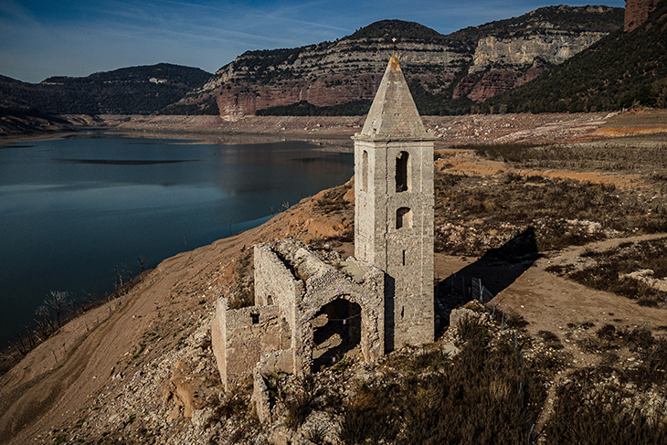 El pantà de Sau, a vista de dron, amb un 4,74% d’aigua i totes les edificacions submergides a la vista
