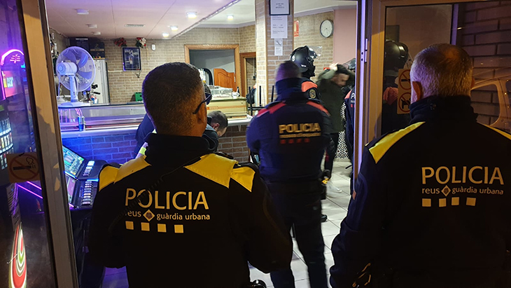 Detingudes dues persones a Reus per un robatori amb violència i per incomplir la llei d’estrangeria