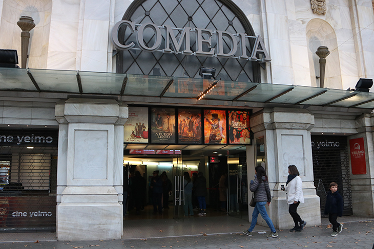 Les persones que assisteixen a l’última sessió del Yelmo Comedia: “El tancament és una mort anunciada, però sap greu”