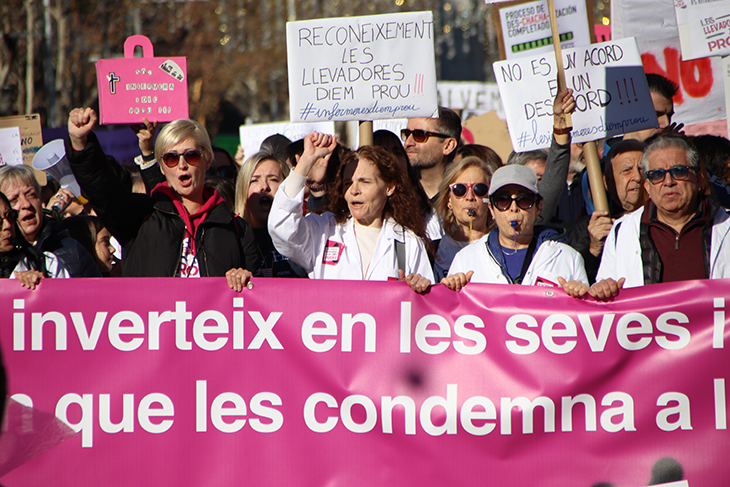 Les infermeres surten altre cop al carrer per reivindicar millores un mes després de l’inici de la vaga indefinida
