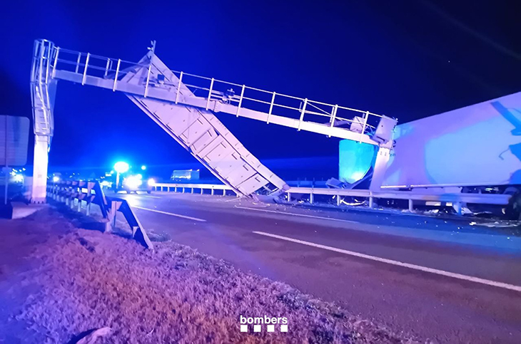 Un camió accidentat a l’A-2 a Vilagrassa obliga a tallar la via en ambdós sentits