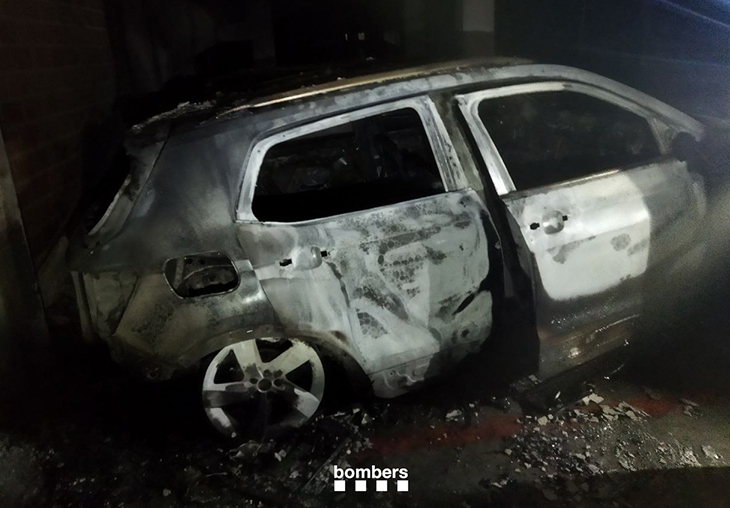 L’incendi de dos vehicles d’un pàrquing obliga a desallotjar tres edificis de Vilanova i la Geltrú